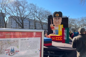 Ein Persiflagewagen, der sich kritische mit Wladimir Putin auseinandersetzt