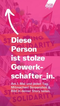 Grafik des DGB mit einem pink eingefärbten Fotomotiv, dass protestierende junge Leute zeigt. Sie halten Banner „Standing Solitarity“. Text auf der Grafik: „Diese Person ist stolze Gewerkschafter_in. Am 1. Mail und jeden Tag. Mitmachen! Bild in deiner Story teilen.“