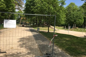 Mit einem Gitter abgesperrter Spielplatz während der Corona-Krise