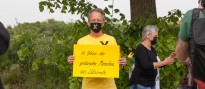 Angemeldete und genehmigte Protestaktion mit und ohne Corona-Schutzmaske am Tagebaurand vor Keyenberg