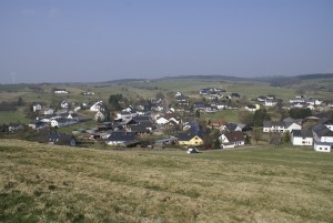 Ortsansicht des Ortsteils Berk der Gemeinde Dahlem mit umliegender, flacher Landschaft