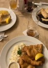 Ein gedeckter Tisch mit verschiedenen Fischgerichten