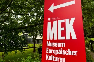Hinweisschild zum Museum Europäischer Kulturen.