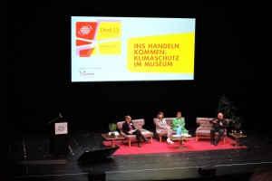 Expert*innen sprechen auf der Bühne des Osnabrücker Theaters über Klimaschutz und Nachhaltigkeit im Museum.