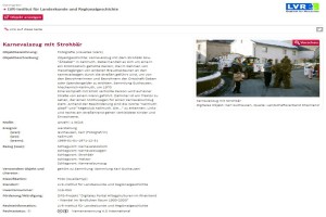 Screenshot aus der Deutschen Digitalen Bibliothek: Ein Foto von einem Karnevalsumzug mit einem als Strohbär verkleideten Mann in der Mitten, neben dem Foto ausführlicher Text mit Metadaten zum Bild.