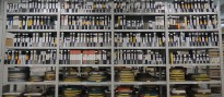 Metallregale mit Filmkassetten und Filmrollen in einem Archivraum.