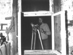 Kameramann an einem offenen Fenster