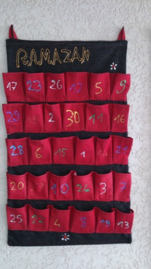 Ramadankalender mti bunten Taschen, auf denene Zahlen stehen