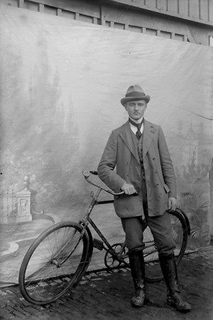 schwarz-weiß-Fotografie eines Mannes mit Hut und Fahrrad