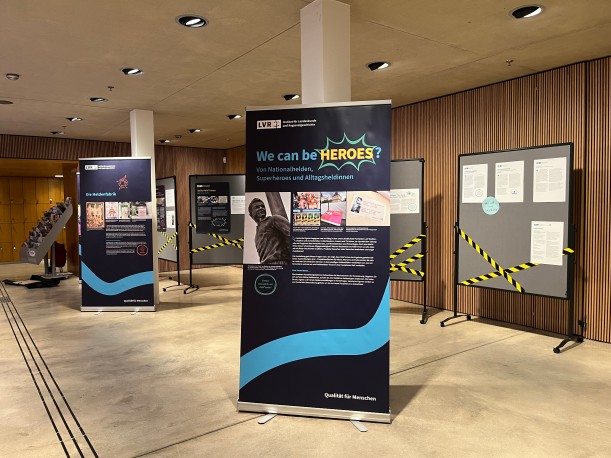 Ausstellungs Rollup mit Titel "We can be heroes?"