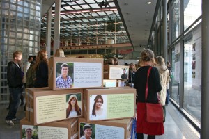 Besucher der Ausstellung 'Wo ist denn meine Heimat' mit den Ausstellungsobjekten