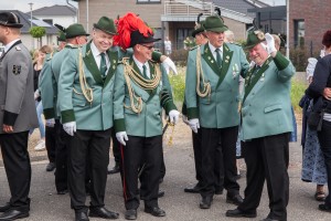 Mitglieder der Schützenbruderschaft in Keyenberg (neu) in traditionellen Uniformen zu Beginn des ersten Festes im Mai 2022.