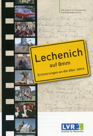 Film 'Lechenich auf 8mm - Erinnerungen an die 60er Jahre': Der Filmtitel ist auf einem gelben Ortsschild abgebildet. Links daneben verläuft hochkant eine einer Filmspur nachempfundene Bilderreihe, die Szenen aus dem Film darstellt.