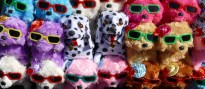Bunte Plüschhunde mit Sonnenbrille