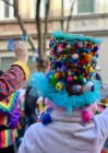 Zwei bunt verkleidete Menschen am Rosenmontagszug