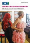 In einer Theatergarderobe steht eine Person mit Perückenkappe, die ein mit Federn besetztes rosafarbenes und silber-glitzerndes Kostüm trägt. Sie bekommt von einer zweiten Person in langer, roter Perücke und schwarzem Samtkleid, die hinter ihr steht, ein Korsett zugebunden.