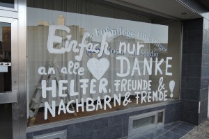 Ein Schaufenster in der Euskirchener Innenstadt, auf das vermutlich die Besitzer des Ladens eine große Dankesbotschaft an alle Helferinnen und Helfer geschrieben hat.