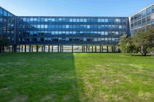Auf dem Foto sieht man das Landeshaus des LVR, ein Gebäude am Rhein in Köln.