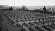 Blick auf den Friedhof der Tötungsanstalt Hadamar, 15. April 1945. (National Archives and Records Administration, College Park)