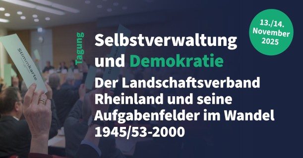 Bsp.: Im Vordergrund weiße und hellgrüne Schrift; im Hintergrund: Abbildung mit erhobenen Armen und Stimmkarten, dunkelblau getönt.