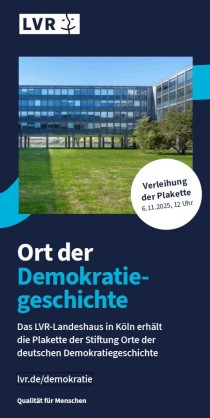 Vorderseite eines Flyers; obere Hälfte: Bild mit Haus und Wiese auf dunkelblauem Hintergrund; untere Hälfte: Weiße und hellblaue Schrift auf dunkelblauem Hintergrund.