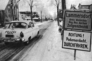 Ein Foto aus den 1960er Jahren, auf dem ein Polizeiauto in winterlicher Landschaft am Orteingang Lammersdorf.