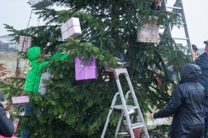 2) Erwachsene und Kinder schmücken den ersten Weihnachtsbaum am Umsiedlungsort Keyenberg-neu