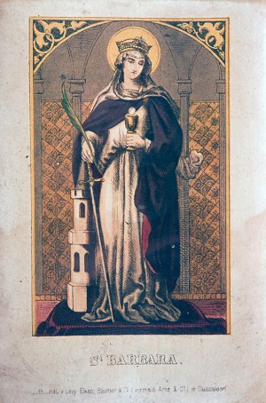 Auf diesem Bilderbogen ist die Heilige Barbara ist mit ihren typischen Attributen zu sehen. Sie hält Märtyrerzweig und Kelch mit Hostie in ihren Händen. Links neben ihr stehen Turm und Schwert.