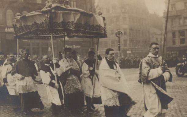 Inthronisation Karl Joseph Schultes (1871-1941), seit 1921 Kardinal, in Köln am 25.3.1920. Schulte wird von geistlichen Würdenträgern zum Dom begleitet.. (AEK)