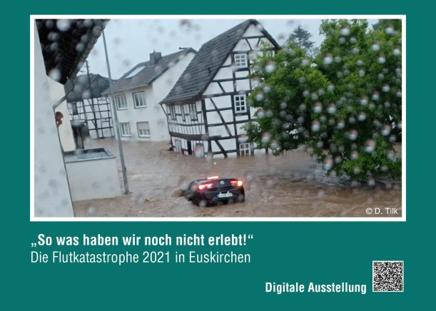 Postkarte zur digitalen Ausstellung mit einem Foto von der Flutkatastrophe, auf dem ein Auto in Wassermassen treibt.