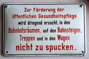 Historisches Schild mit Spuckverbot auf dem Bahnhof.