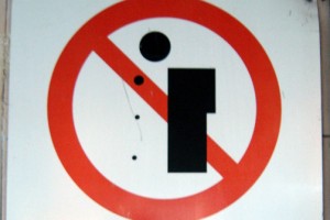Schild mit Piktogramm: Nicht Spucken