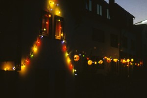 Lampionkette an einer Hausfassade in Bonn-Lengsdorf.