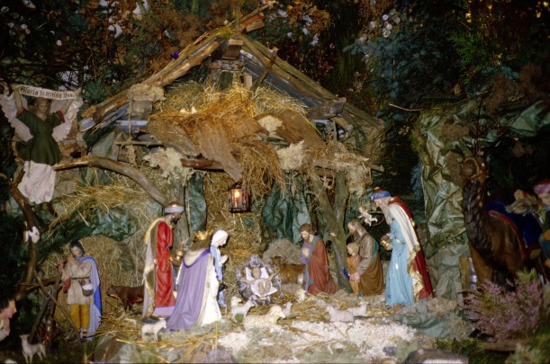Eine detaillierte Krippendarstellung. Mittig ist das Jesuskind zu sehen, links und rechts die drei Sterndeuter, ebenfalls Maria, Josef und weitere Personen.