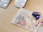 In Folie verpackte Süßigkeiten auf einem Schreibtisch.