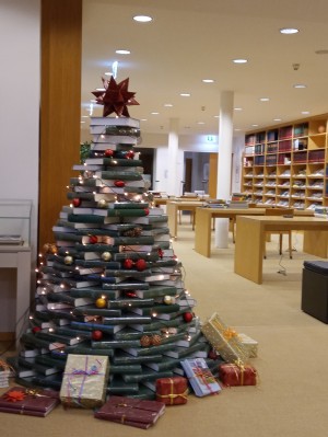 Foto: Weihnachtsbaum aus Büchern