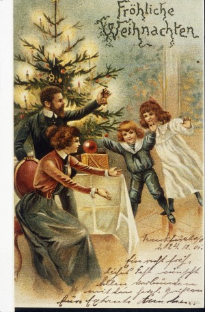 Weihnachtliches Kartenmotiv mit Aufdruck "Fröhliche Weihnachten" zeigt Mann und Frau am Weihnachtsbaum, unter dem Geschenke liegen. Ein Junge und ein Mädchen werden mit einem Glöckchen zum Baum gerufen.
