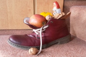 roter Halbschuh, gefüllt mit Obst, Nüssen, Plätzchen und einem Schokoladennikolaus