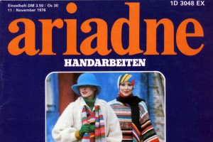 Auf dem in violetter Grundfarbe bedruckten Deckblatt einer Zeitschrift sind zwei Frauen in bunter Winterkleidung abgebildet. Die trägt (unter anderem) folgende Beschriftung: „ariadne / Handarbeiten / Winter Strickmode aus Italien / Lustige Weihnachtsmänner“