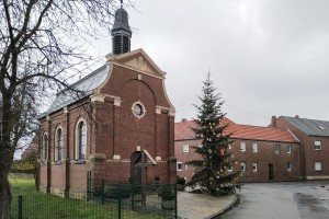 1) Neben der Anfang des 20. Jahrhunderts errichteten Kapelle St. Josef in Berverath steht der von Dorfbewohner*innen geschmückte Weihnachtsbaum.