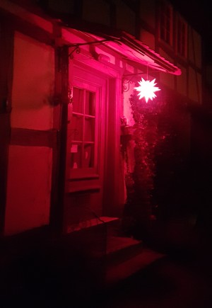 Klassischer Herrnhuter Stern mit geometrischen Formen in rot.