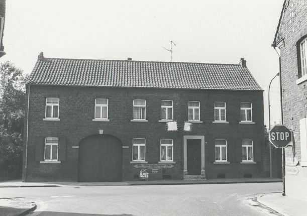 Die Straßenansicht zeigt einen massiven Ziegelbau, während die Hofseite als Fachwerkkonstruktion errichtet wurde.