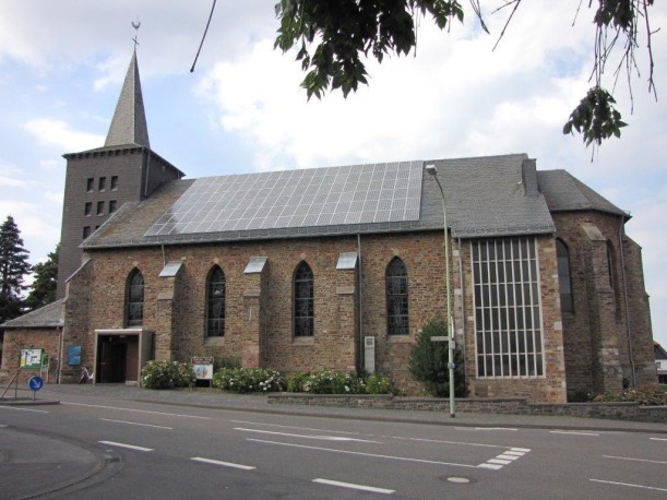 Kirchengebäude im Eifeldorf Schmidt.