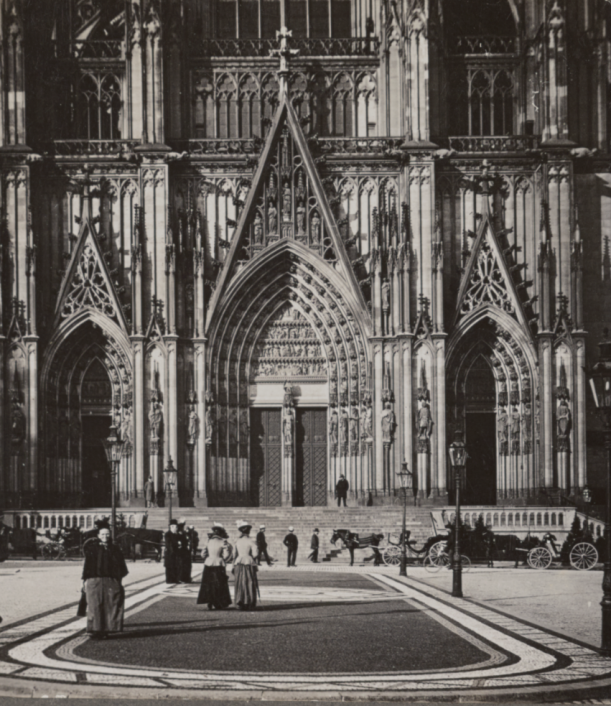 Südportal mit Eingang zum Kölner Dom. Im Vordergrund der Domplatz mit Kirchgängern.