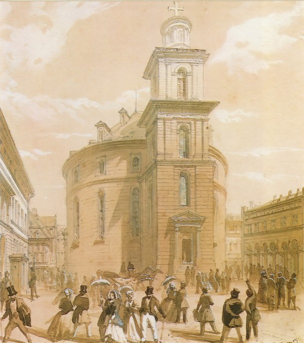 Die Paulskirche in Frankfurt am Main. Davor stehen Menschen auf einem belebten Platz.
