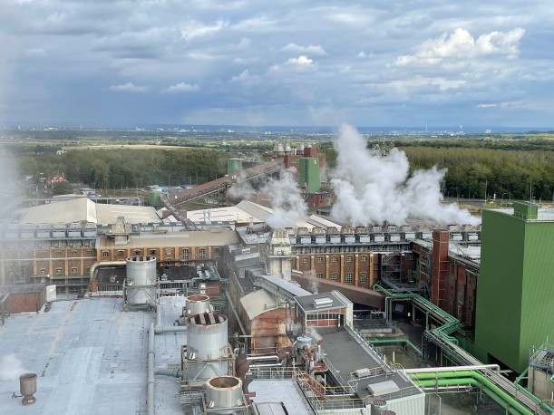 Aufsicht auf die Fabrikanlage mit dem Pressenhaus in der Bildmitte.