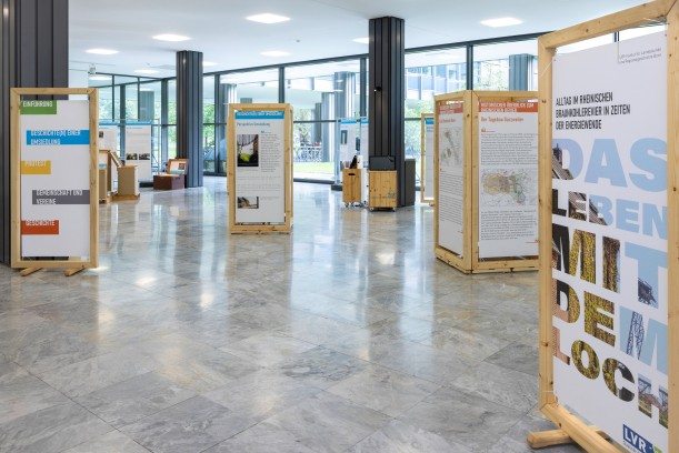 Blick in die Ausstellung mit großen Tafeln.