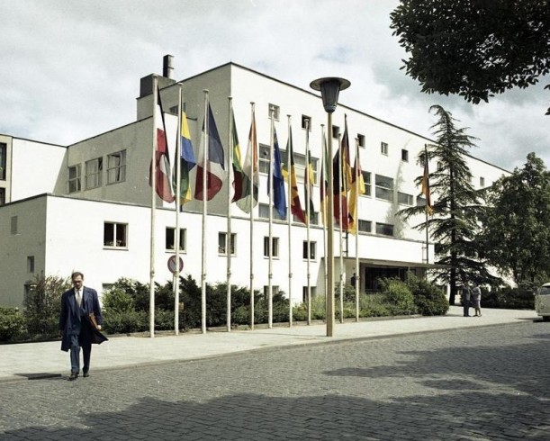 Ein Mann mit Aktenkoffer läuft über den Platz vor dem Bundeshaus in Bonn, 6.5.1961.