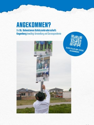 Ein Schütze befestigt ein Plakat mit der Aufschrift „Wir sehen uns wieder“ an einem Laternenpfahl.
