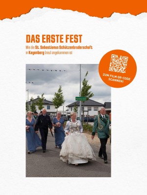 Der Schützenkönigin und sein Hofstaat sind auf einer Straße vor dem Ortsschild Keyenberg (neu) unterwegs.